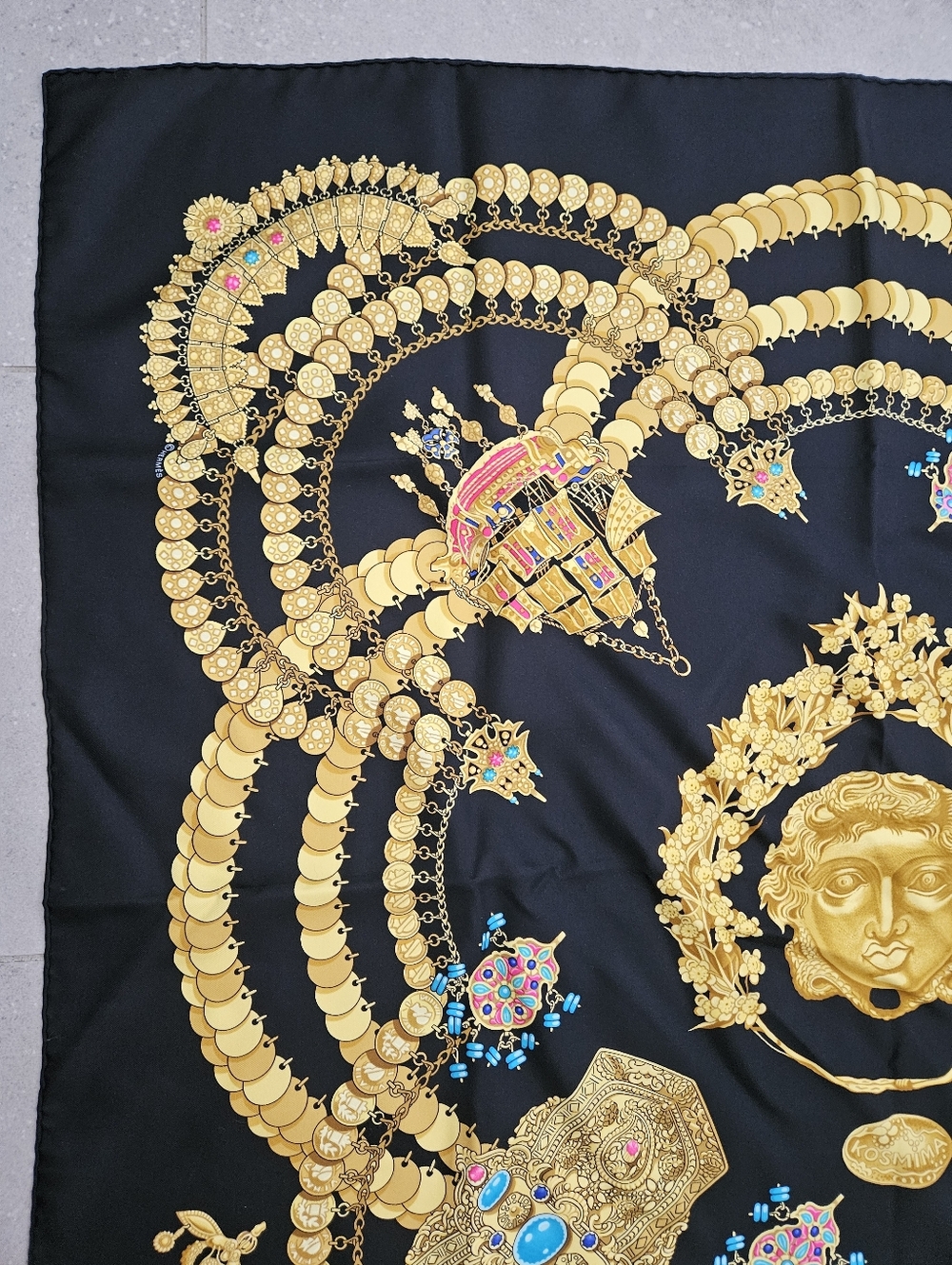 🇨🇵HERMES "Kosmima" Black & Gold Medallion Silk Scarf 90X90cm(approx) authentic - Picture 9 of 12